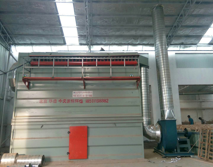 我公司為家具廠設(shè)計(jì)、制作的<strong>大型脈沖袋式除塵器</strong>