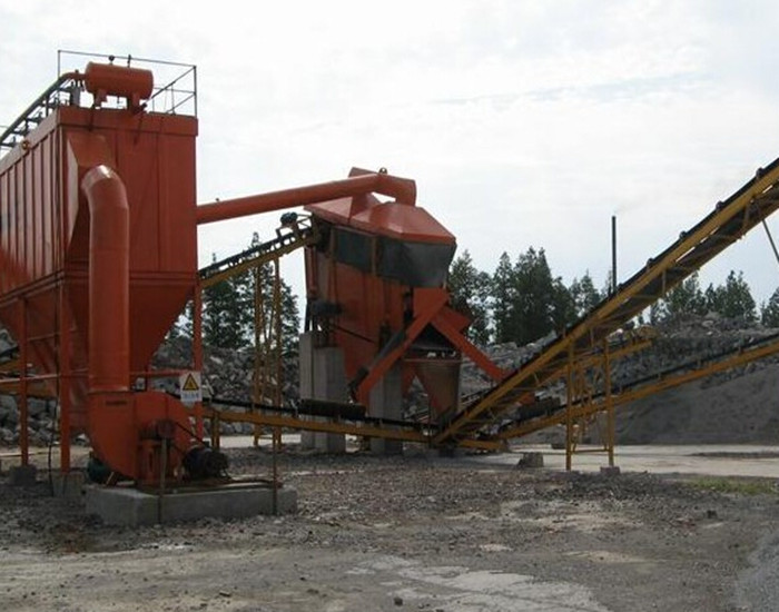 我公司為山西某礦業(yè)有限公司設(shè)計、制作、安裝的<strong>布袋除塵器</strong>